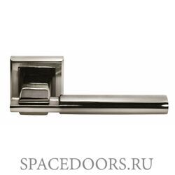 Дверная ручка Morelli УПОЕНИЕ MH-13 SN/BN-S, на квадратной накладке, цвет - бел. никель/черн. никель